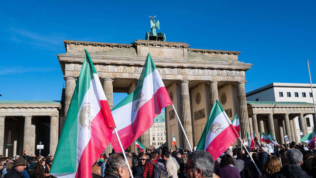 Iran. Frau. Leben. Freiheit. Unterstützung in Berlin Deutschland.